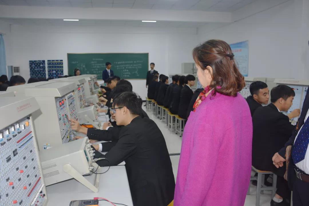 热烈欢迎西安市人社局专家组领导莅临我校指导工作