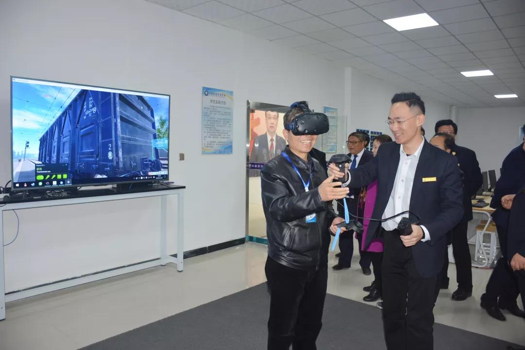 热烈欢迎西安市人社局专家组领导莅临我校指导工作
